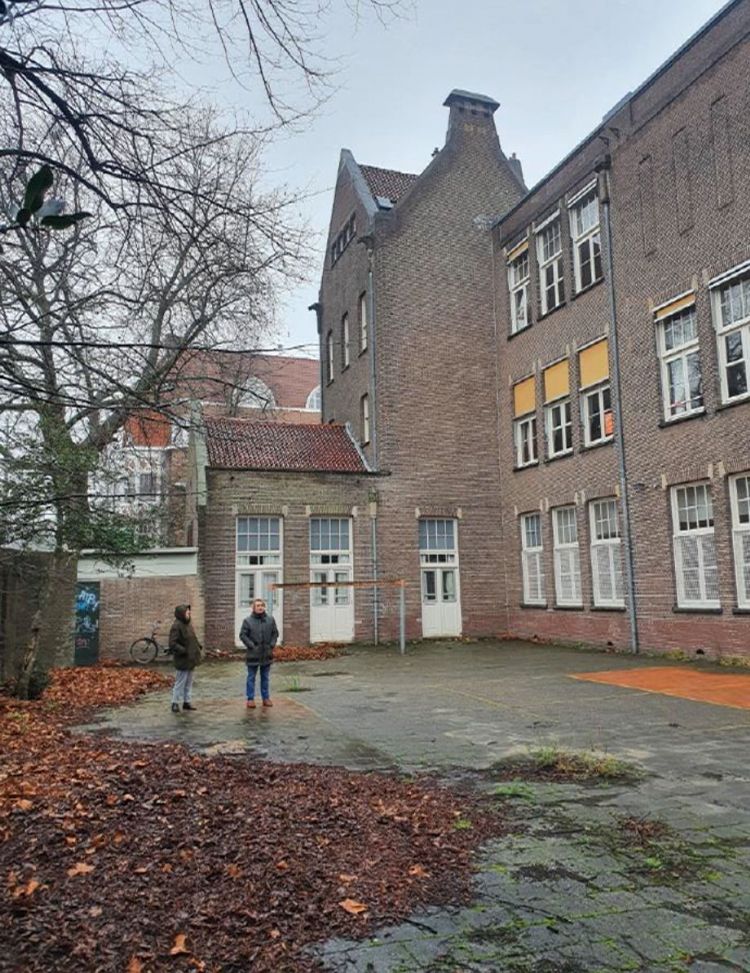 Het schoolplein vóór de aanleg Het schoolplein vóór de aanleg