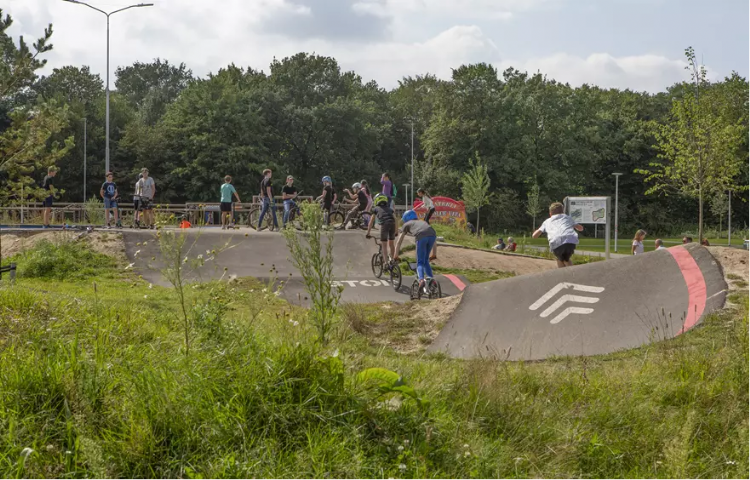 De pumptrackbaan trok veel bekijks De pumptrackbaan trok veel bekijks