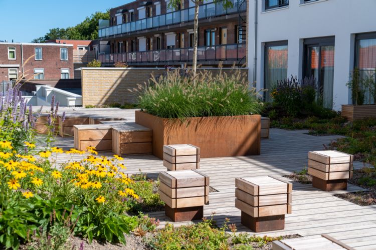 De plantenbakken zijn van cortenstaal De plantenbakken zijn van cortenstaal