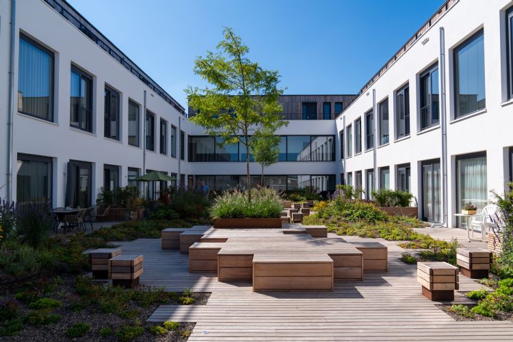 In het midden van de binnentuin bevinden zich verhoogde zitelementen. In het midden van de binnentuin bevinden zich verhoogde zitelementen.