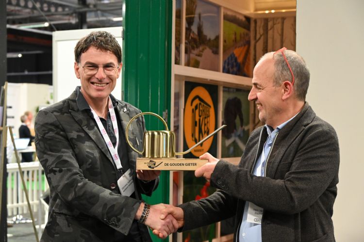 Dionysios Sofronas van Aardoom Hoveniers (l) won met zijn Water-filled Eco Garden de Gouden Gieter in de categorie Idee Dionysios Sofronas van Aardoom Hoveniers (l) won met zijn Water-filled Eco Garden de Gouden Gieter in de categorie Idee