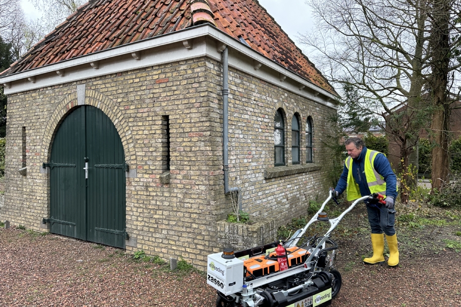 Tijdens het gebruik is het dragen van speciale laarzen verplicht. Tijdens het gebruik is het dragen van speciale laarzen verplicht.