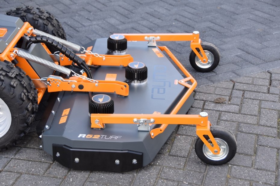 Het 130 cm brede en gelaste mulchmaaidek laat zich gemakkelijk afkoppelen. Het 130 cm brede en gelaste mulchmaaidek laat zich gemakkelijk afkoppelen.