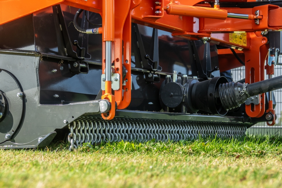 De machine is ook geschikt om op golvende terreinen zijn werk te doen De machine is ook geschikt om op golvende terreinen zijn werk te doen