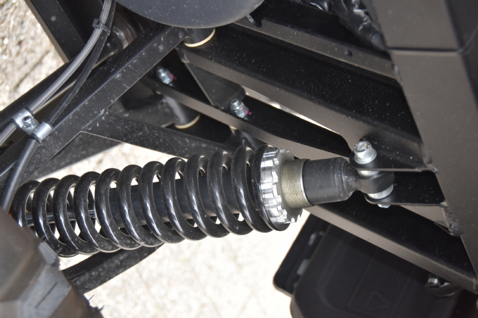 De vering is gemakkelijk aanpasbaar voor elk terrein. De vering is gemakkelijk aanpasbaar voor elk terrein.