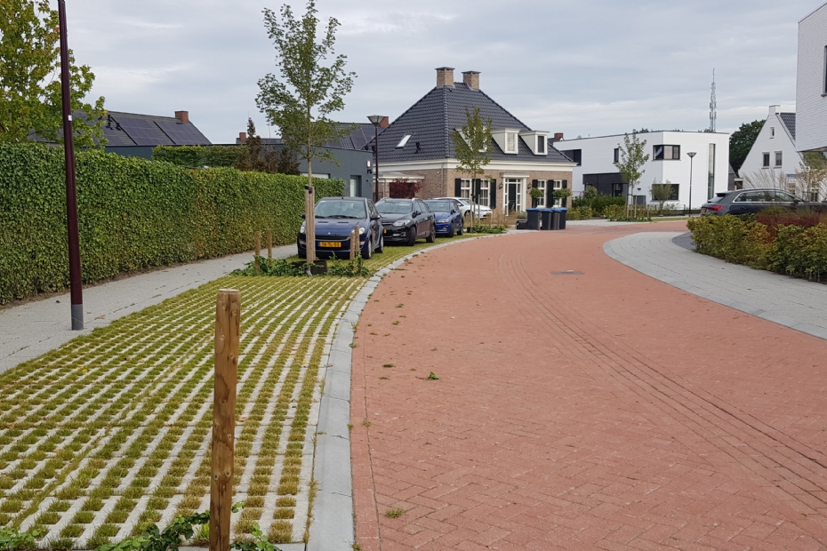 Groenparkeren in een nieuwbouwwijk (Beeld via: Swaans Infra) Groenparkeren in een nieuwbouwwijk (Beeld via: Swaans Infra)