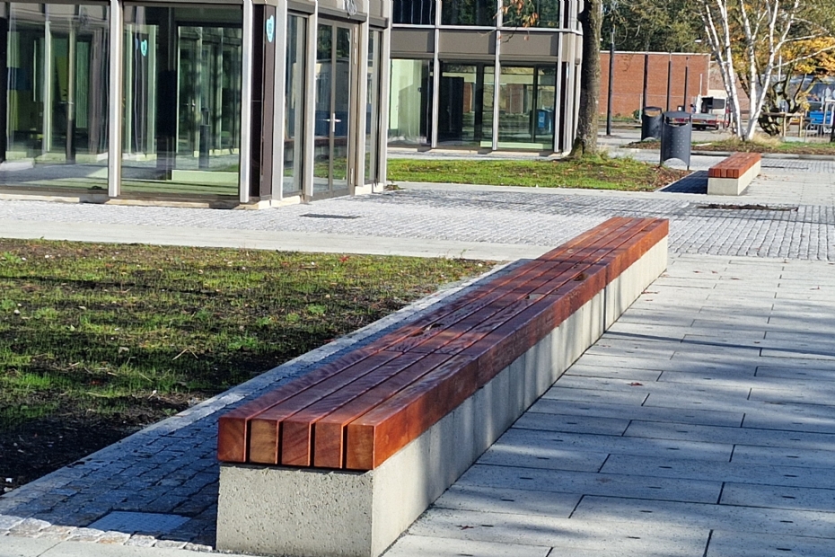 Maatwerk banken van FSC-hout bij TU Eindhoven Maatwerk banken van FSC-hout bij TU Eindhoven