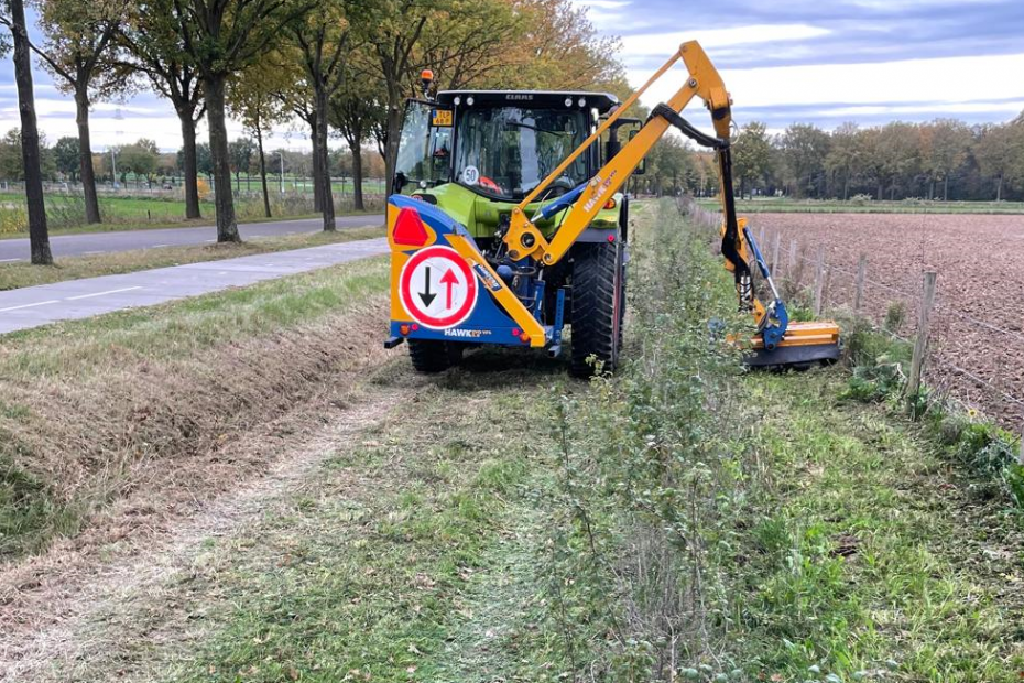 De klepelmaaier en de trekker zijn perfect op elkaar afgestemd (foto: gemeente Roerdalen) De klepelmaaier en de trekker zijn perfect op elkaar afgestemd (foto: gemeente Roerdalen)
