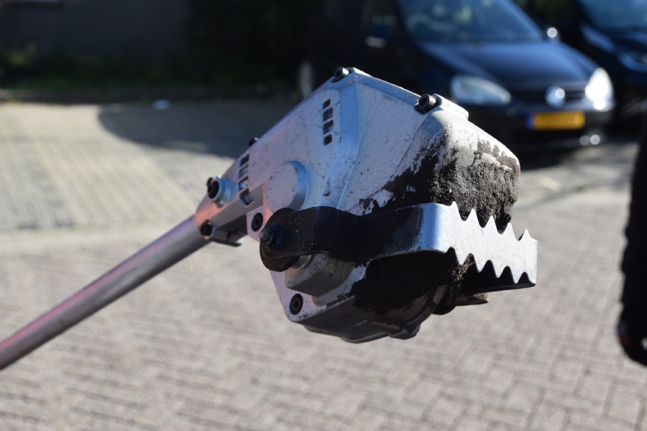 De Makita-schoffel werkt met heen en weer bewegende schoffelmessen De Makita-schoffel werkt met heen en weer bewegende schoffelmessen