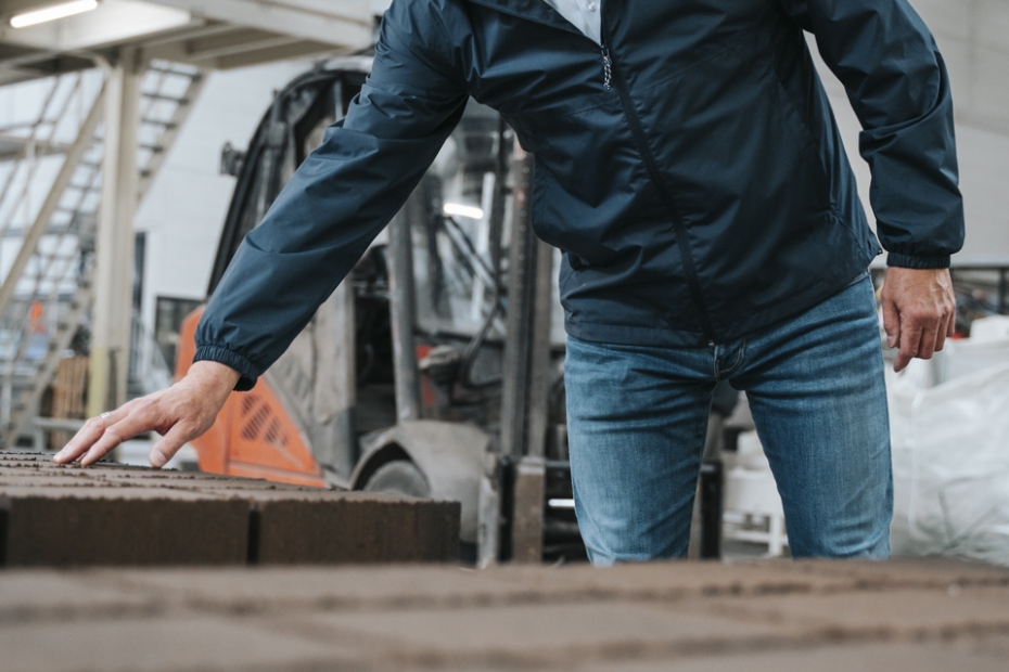 In een van de fabriekshallen van Redsun In een van de fabriekshallen van Redsun