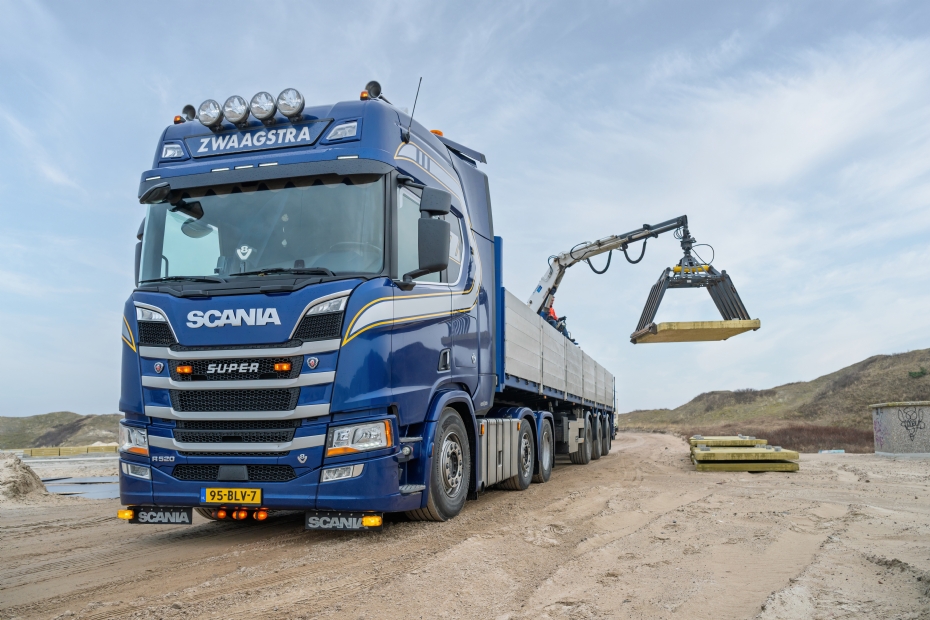 Zwaagstra Beton kan zowel het transport als de plaatsing verzorgen. De vrachtwagen kan de producten ook nauwkeurig op de definitieve plek plaatsen. Foto: Zwaagstra Beton Zwaagstra Beton kan zowel het transport als de plaatsing verzorgen. De vrachtwagen kan de producten ook nauwkeurig op de definitieve plek plaatsen. Foto: Zwaagstra Beton