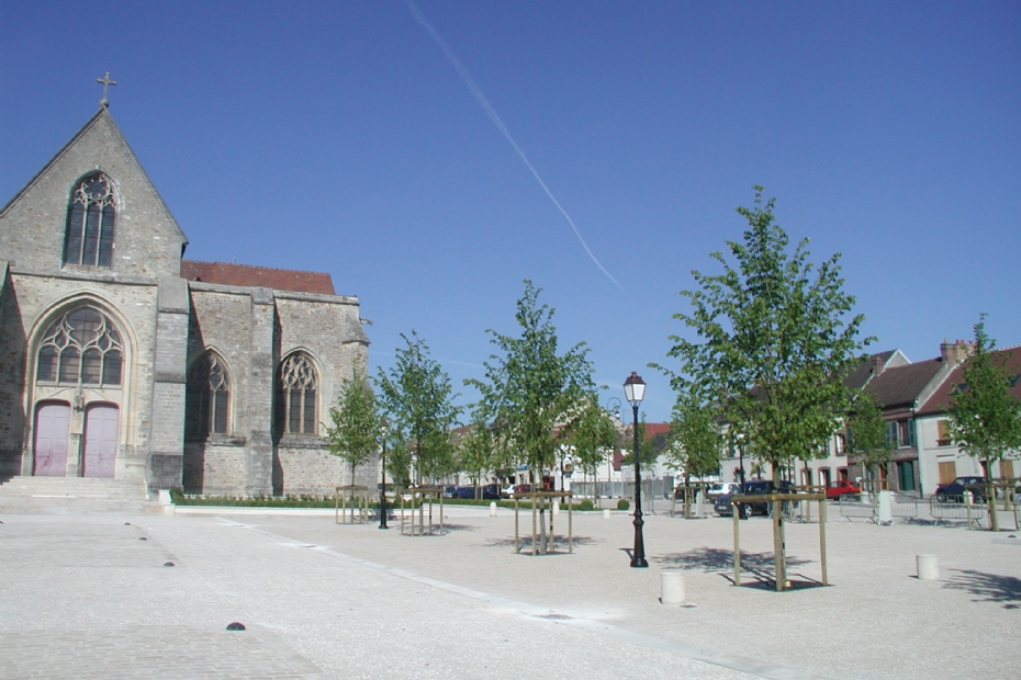 Beeld ter illustratie: Italië, Nogent sur Seine, Place de l'Église Beeld ter illustratie: Italië, Nogent sur Seine, Place de l'Église