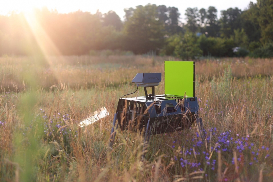 Insectenscanner, hier opgesteld buiten de stad Insectenscanner, hier opgesteld buiten de stad