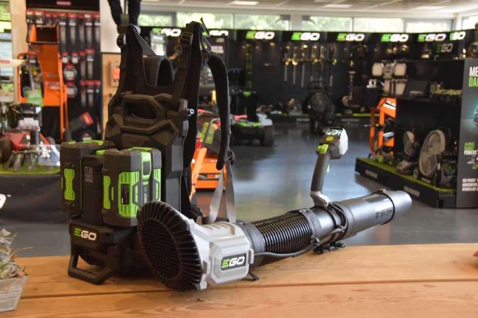 De EGO LPBX1100 wordt aangesloten op een backpack met accu's De EGO LPBX1100 wordt aangesloten op een backpack met accu's