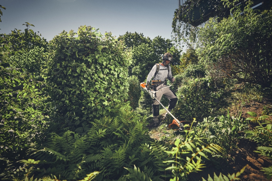 De accubosmaaier bestaat ook in een bosbouwversie FSA 400 K met kortere steel en cirkelzaagblad voor het onderhoud van gewassen en dunne stammen De accubosmaaier bestaat ook in een bosbouwversie FSA 400 K met kortere steel en cirkelzaagblad voor het onderhoud van gewassen en dunne stammen