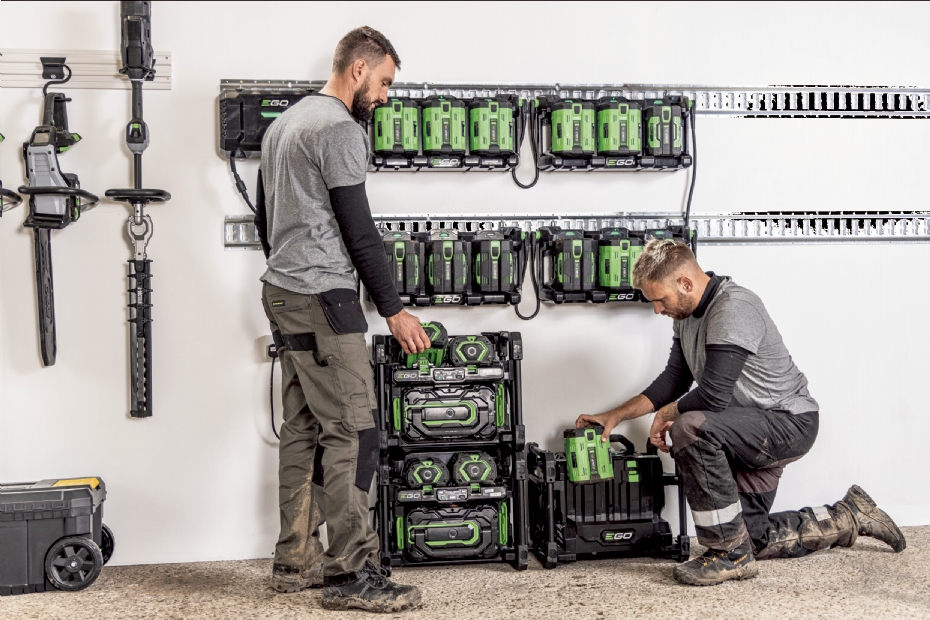 PGX Pro X-accu's en -laders, bevestigd aan het E-tracksysteem PGX Pro X-accu's en -laders, bevestigd aan het E-tracksysteem