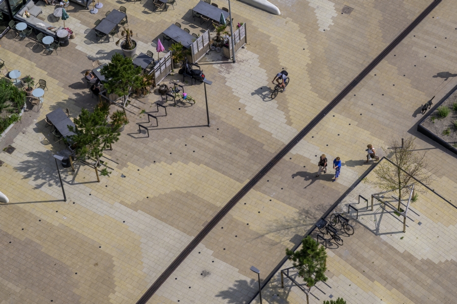 Golvende patronen als knipoog naar zandstructuren in de wind Golvende patronen als knipoog naar zandstructuren in de wind