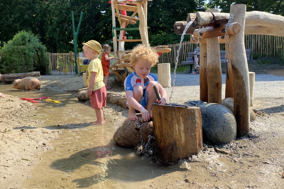 Verkoeling door middel van zand en water stimuleert de creativiteit en verbeeldingskracht van kinderen. Verkoeling door middel van zand en water stimuleert de creativiteit en verbeeldingskracht van kinderen.