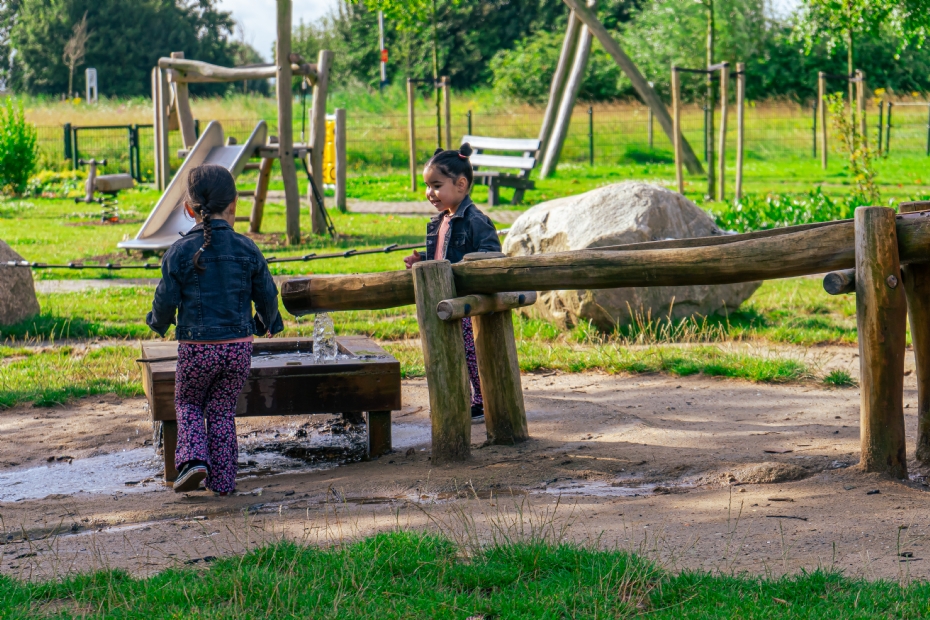 Wanneer je een watertafel toevoegt aan de speelplek, biedt dat verkoeling en eindeloos speelplezier. Wanneer je een watertafel toevoegt aan de speelplek, biedt dat verkoeling en eindeloos speelplezier.