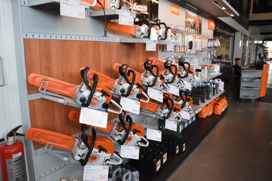 Een ruime vertegenwoordiging van Stihl in de showroom Een ruime vertegenwoordiging van Stihl in de showroom