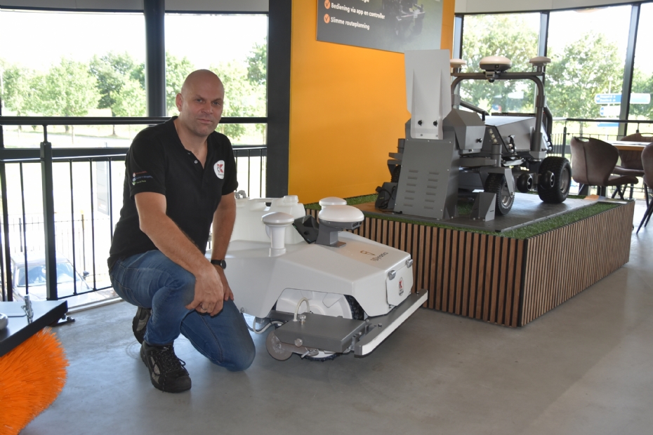 Teamleider Balder bij de robotmaaier/lijnentrekker van FJDynamics Teamleider Balder bij de robotmaaier/lijnentrekker van FJDynamics