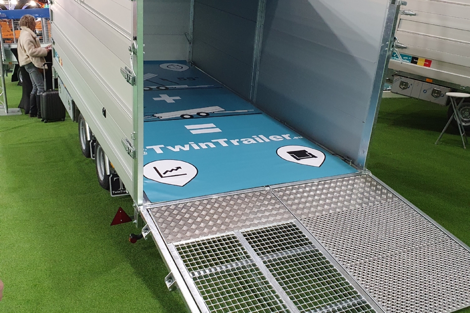 Bij de TwinTrailer gebruik je de laadklep als oprijplaat Bij de TwinTrailer gebruik je de laadklep als oprijplaat