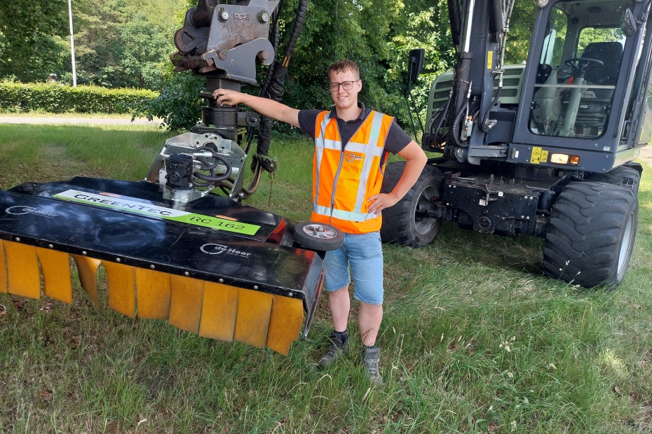 Gerard Lagerweij met de Greentech RC 162 heggenslagmaaier