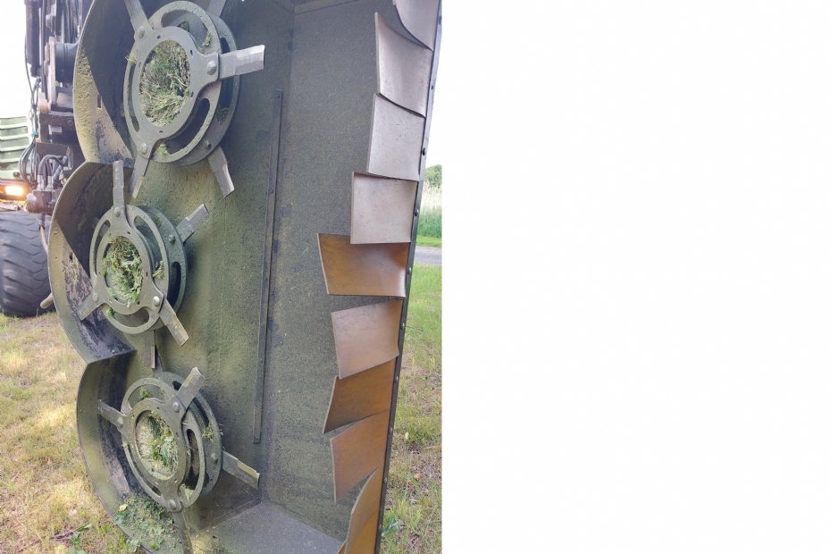 De bak telt drie rotors, elk voorzien van drie maai- en drie mulchmessen De bak telt drie rotors, elk voorzien van drie maai- en drie mulchmessen