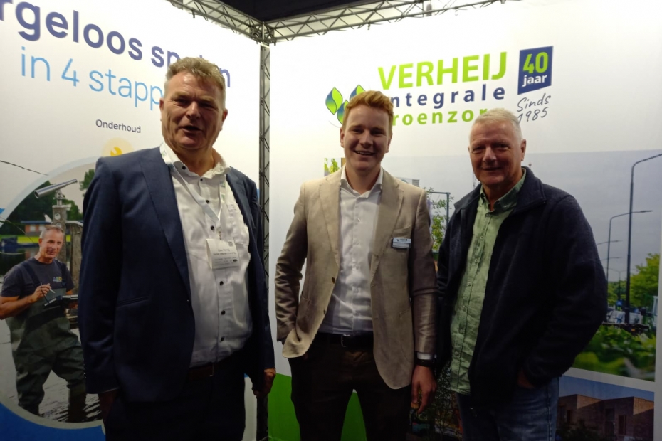 Dick (links) en Jacob (midden) Verheij van Verheij Integrale Groenzorg (rechts): vertegenwoordiger van de gemeente Zuidplas. Dick (links) en Jacob (midden) Verheij van Verheij Integrale Groenzorg (rechts): vertegenwoordiger van de gemeente Zuidplas.