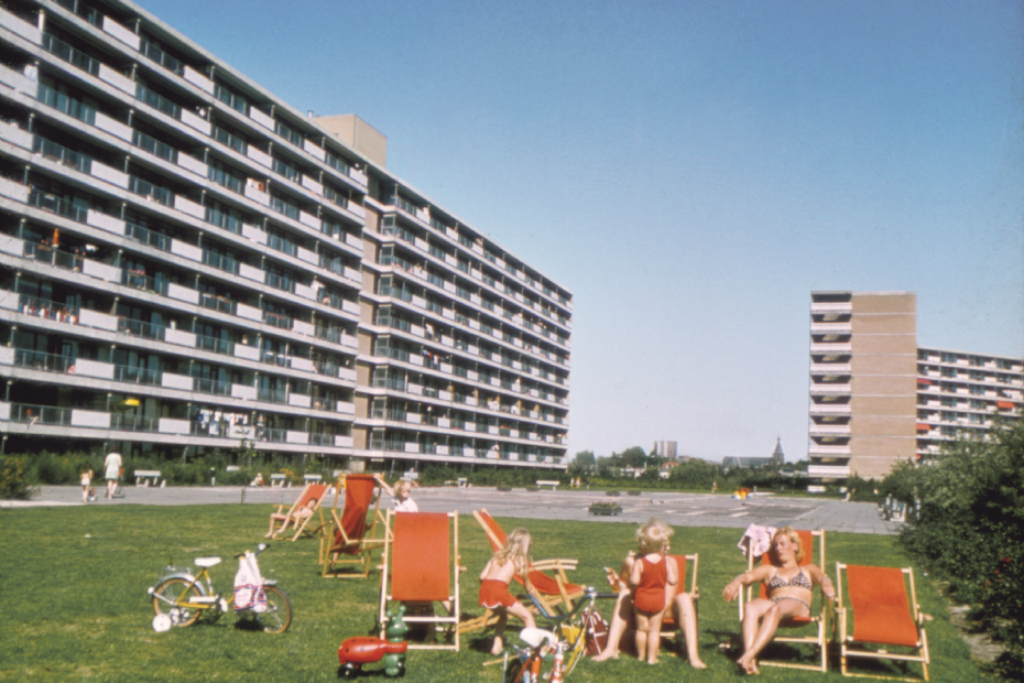 Daktuinen met door de gemeente Zoetermeer verstrekte ligstoelen bij de flat Van Leeuwenhoeklaan, ca. 1973. Stadsarchief gemeente Zoetermeer [TH0000004174]