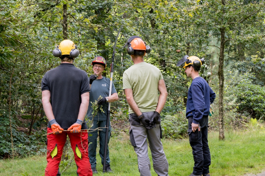 Henri van Aken aan het werk Henri van Aken aan het werk