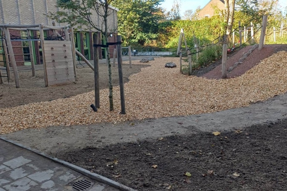 In Sint Pancras zijn 40 bigbags met in totaal 40 m³ voorgedroogde naaldhoutchips aangebracht ter vervanging van een valondergrond.