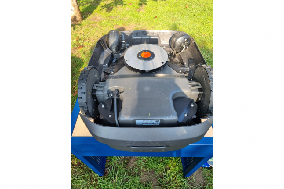 De Automower 540 EPOS van de onderkant gezien. Binnenkort kan Husqvarna's nieuwe AI-gebaseerde Vision-technologie worden gebruikt op alle grote Automower-modellen, vanaf de 540 en hoger (Foto: NWST - vakblad Stad + Groen)