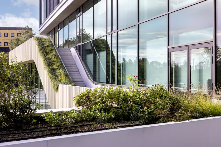 De groene elementen lopen door langs de gevels, over de daken en tot in het interieur - Beeld: Cojan van Toor Fotografie De groene elementen lopen door langs de gevels, over de daken en tot in het interieur - Beeld: Cojan van Toor Fotografie