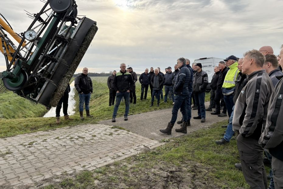De ruim 2 m lange bandhark zit dicht achter het maaigedeelte De ruim 2 m lange bandhark zit dicht achter het maaigedeelte