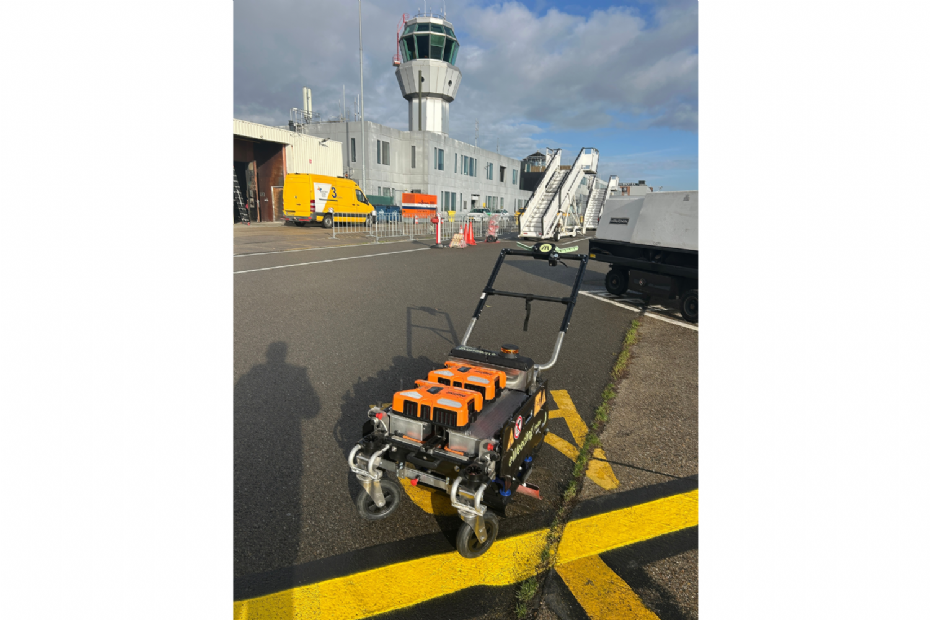 De eWeeding Roller werd onlangs ingezet op het terrein van Maastricht-Aachen Airport De eWeeding Roller werd onlangs ingezet op het terrein van Maastricht-Aachen Airport