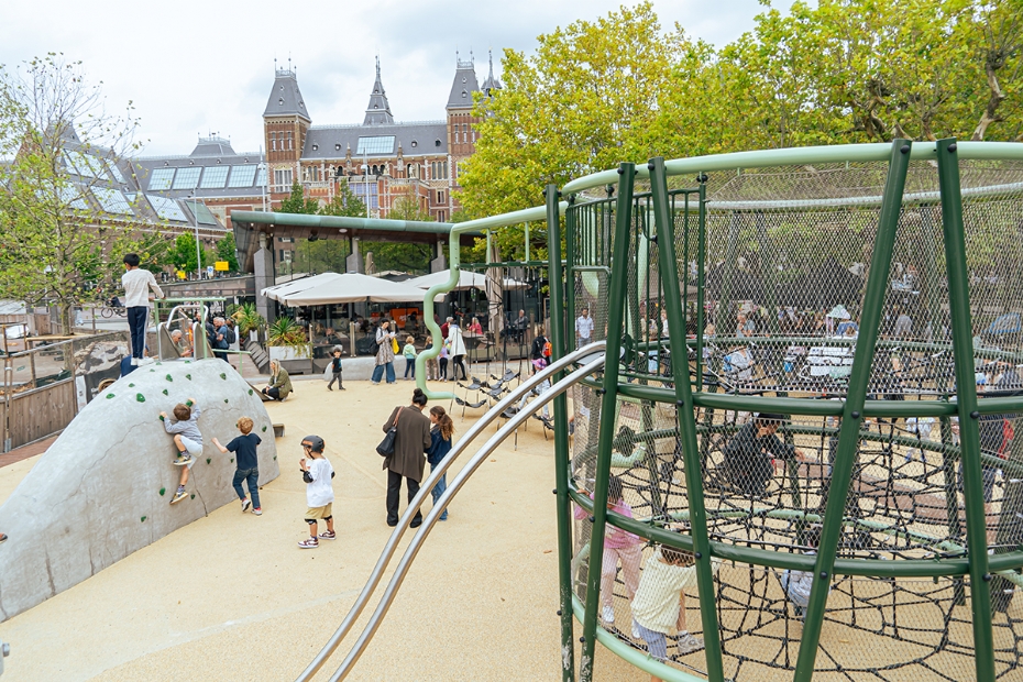 De muziekinstrument-speeltoestellen, met rechtsvoor een trommel