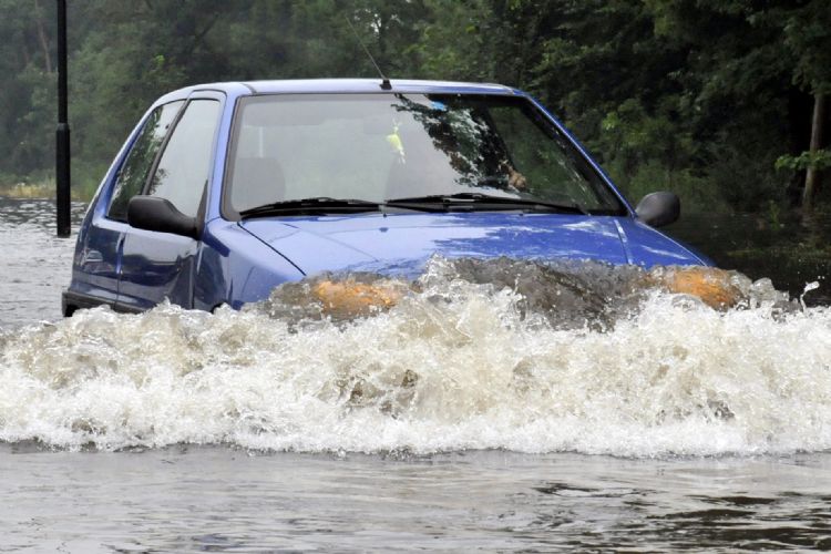 Auto in water op de Vlijtseweg Auto in water op de Vlijtseweg