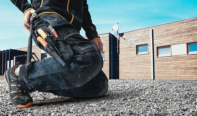 Jeroen Reupkes: 'Hoveniers belasten hun knieën zwaarder dan topsporters.' Snickers Workwear heeft een gepatenteerde kniezak, waarin je meebuigende kniebeschermers kunt schuiven. Jeroen Reupkes: 'Hoveniers belasten hun knieën zwaarder dan topsporters.' Snickers Workwear heeft een gepatenteerde kniezak, waarin je meebuigende kniebeschermers kunt schuiven.