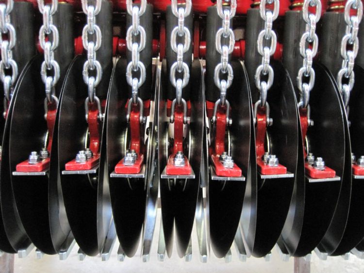 De double disc-doorzaaiers hebben een onderlinge groefafstand van slechts 3 cm, minder dan bij enige andere doorzaaier. De double disc-doorzaaiers hebben een onderlinge groefafstand van slechts 3 cm, minder dan bij enige andere doorzaaier.