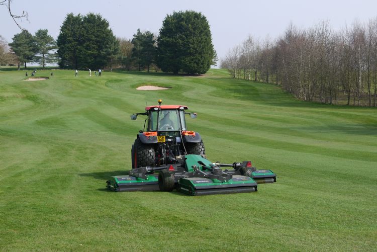 De Spearhead Rollicut-maaier met drie maaidekken De Spearhead Rollicut-maaier met drie maaidekken