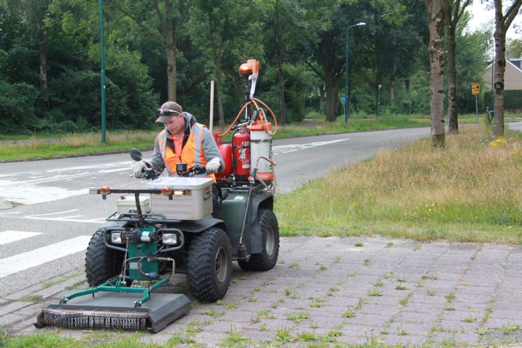 Vincent op de onkruidbrander Vincent op de onkruidbrander