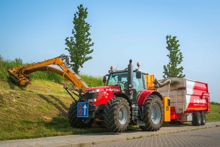 Efficiënt werken met twee zware MF's, uitgerust met zuigunits aan de Herder-giek Efficiënt werken met twee zware MF's, uitgerust met zuigunits aan de Herder-giek