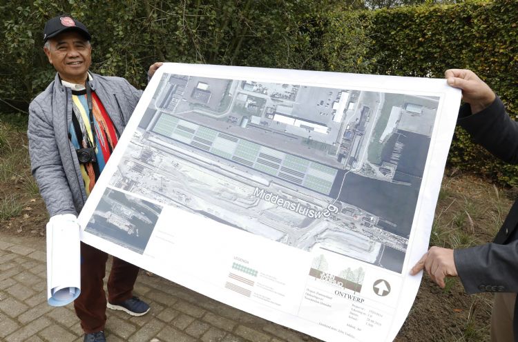 John Todirijo met zijn plan voor de Noordzeesluizen