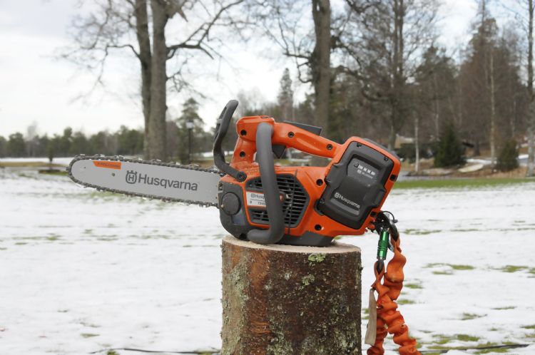 Husqvarna introduceerde deze winter de T540 i XP en 540 1 XP , een accu kettingzaag met minimaal de prestaties van een 40 cc machine