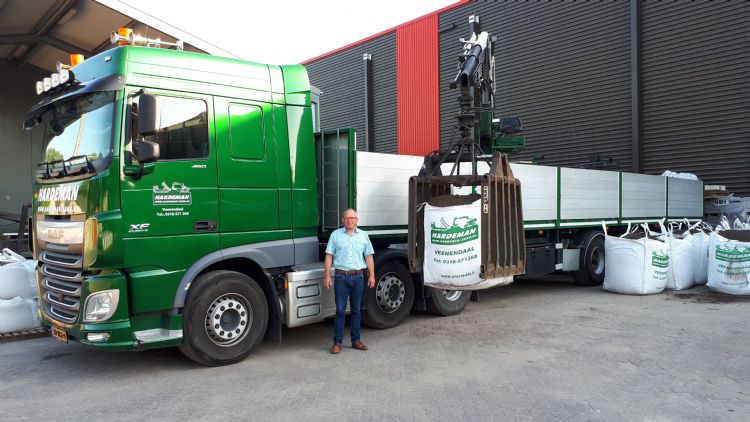 Gijs Hardeman met vrachtwagen Gijs Hardeman met vrachtwagen