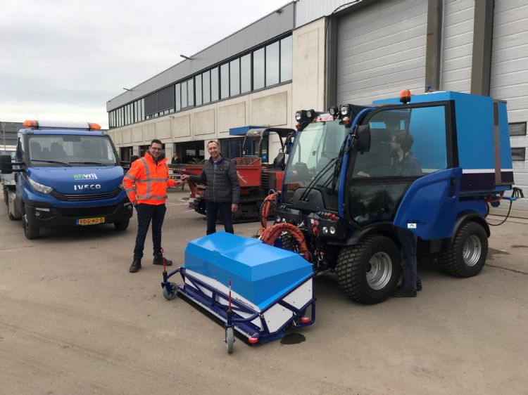 Hans van der Helm, directeur van Van den Berg, overhandigt de sleutels van de Holder/Waterkracht aan Rick Vrij van AH Vrij. Hans van der Helm, directeur van Van den Berg, overhandigt de sleutels van de Holder/Waterkracht aan Rick Vrij van AH Vrij.