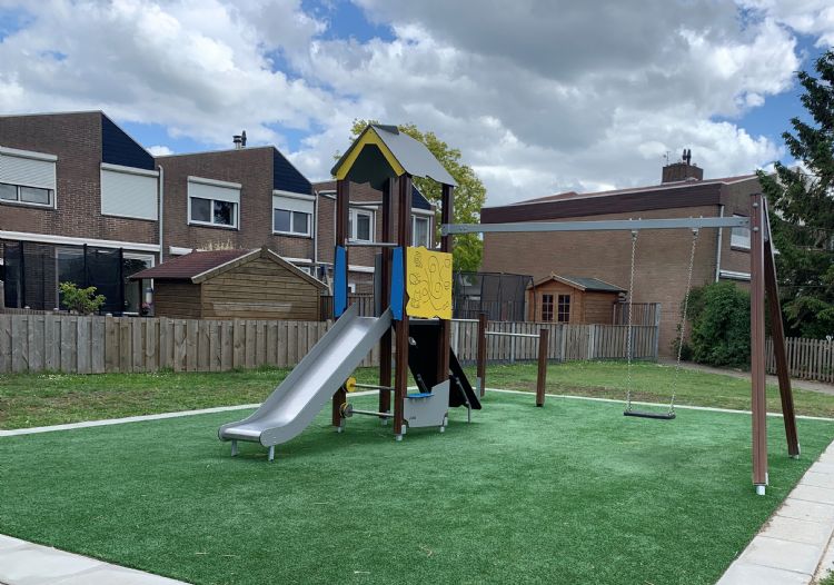 De speel-, glij- en klimtoren die Hercules Speeltoestellen in de Griegstraat in Numansdorp in de gemeente Hoeksche Waard heeft aangelegd De speel-, glij- en klimtoren die Hercules Speeltoestellen in de Griegstraat in Numansdorp in de gemeente Hoeksche Waard heeft aangelegd