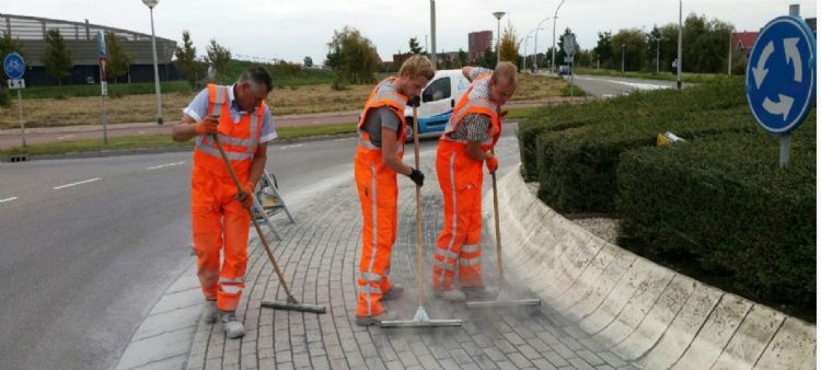 Thomas Rodenburg: 'De waterdoorlatende trekker waarmee ik werk, is een vinding van mijn zoon Ruben, die zijn eigen hoveniersbedrijf, R&S, heeft.' Thomas Rodenburg: 'De waterdoorlatende trekker waarmee ik werk, is een vinding van mijn zoon Ruben, die zijn eigen hoveniersbedrijf, R&S, heeft.'