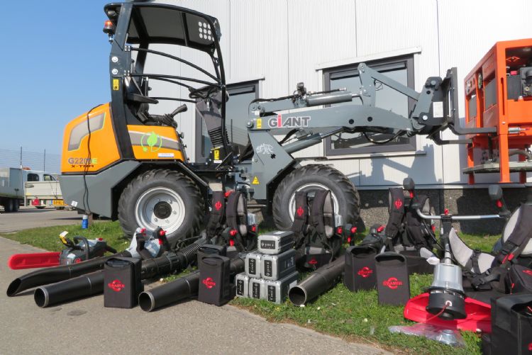 Nieuwe elektrische aanwinsten uitgestald voor de ingang van de werf. Op de achtergrond het hekwerk van Rotterdam-The Hague Airport Nieuwe elektrische aanwinsten uitgestald voor de ingang van de werf. Op de achtergrond het hekwerk van Rotterdam-The Hague Airport